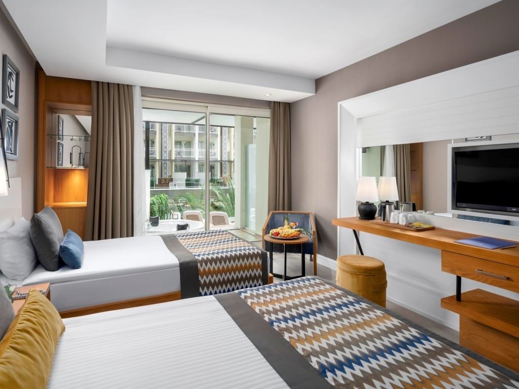 rooms-jacuzzi-terrace-sea-view-with-balcony