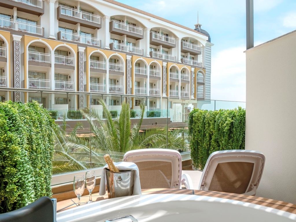 rooms-jacuzzi-terrace-sea-view-with-balcony