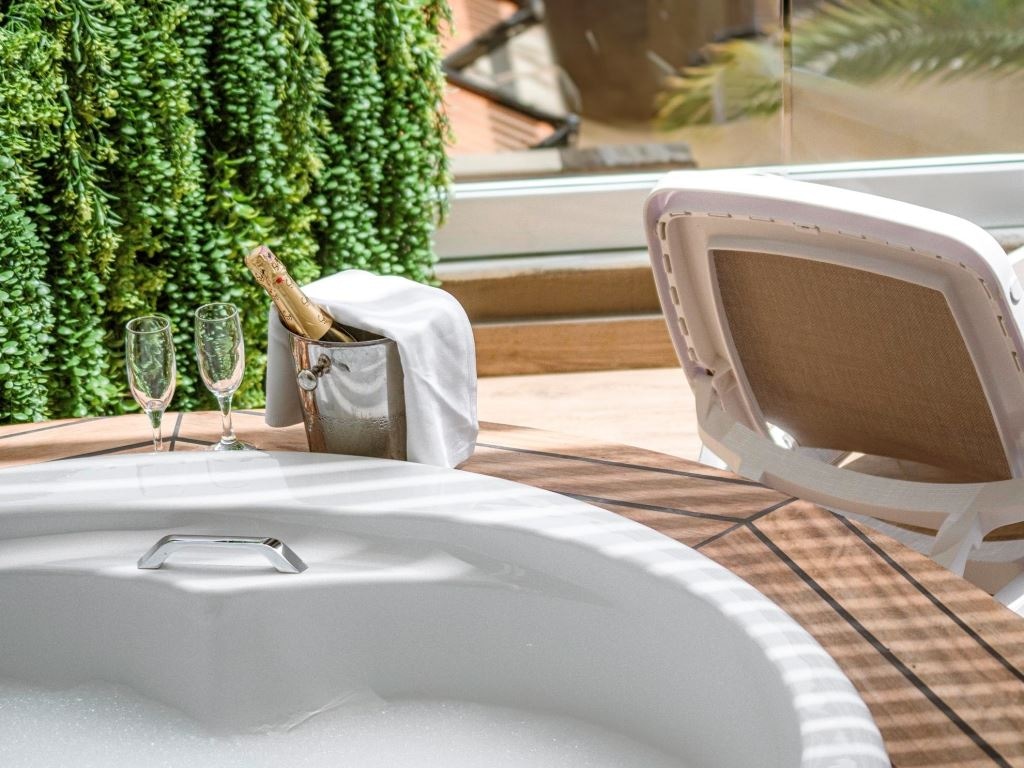 rooms-jacuzzi-terrace-sea-view-with-balcony