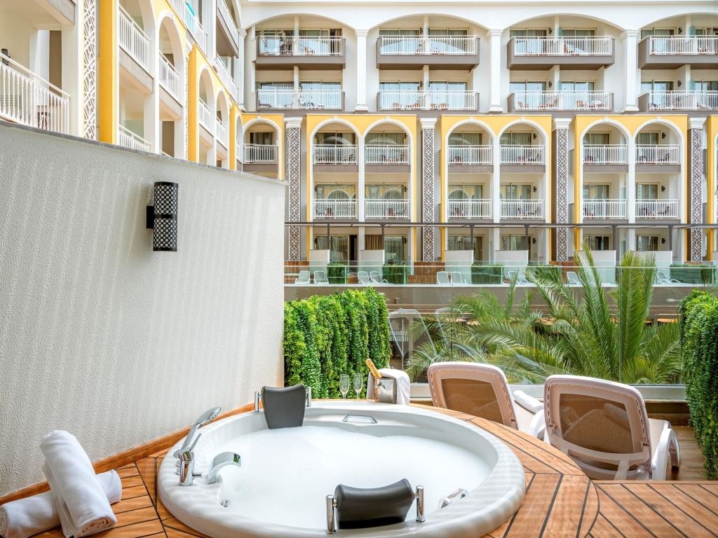 rooms-jacuzzi-terrace-sea-view-with-balcony