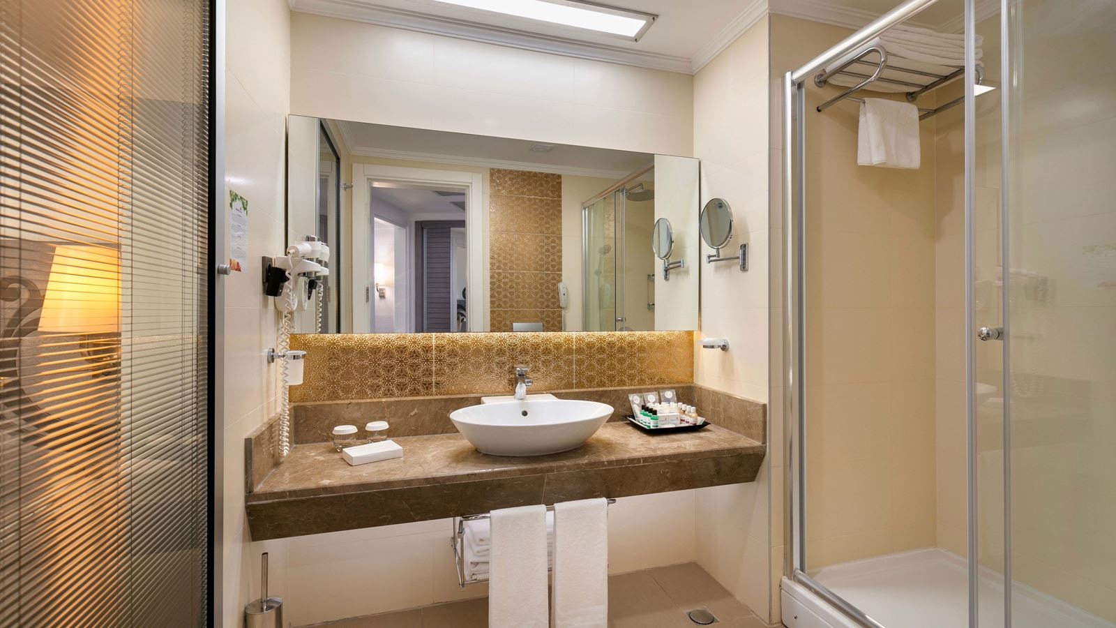 rooms-family-room-land-view