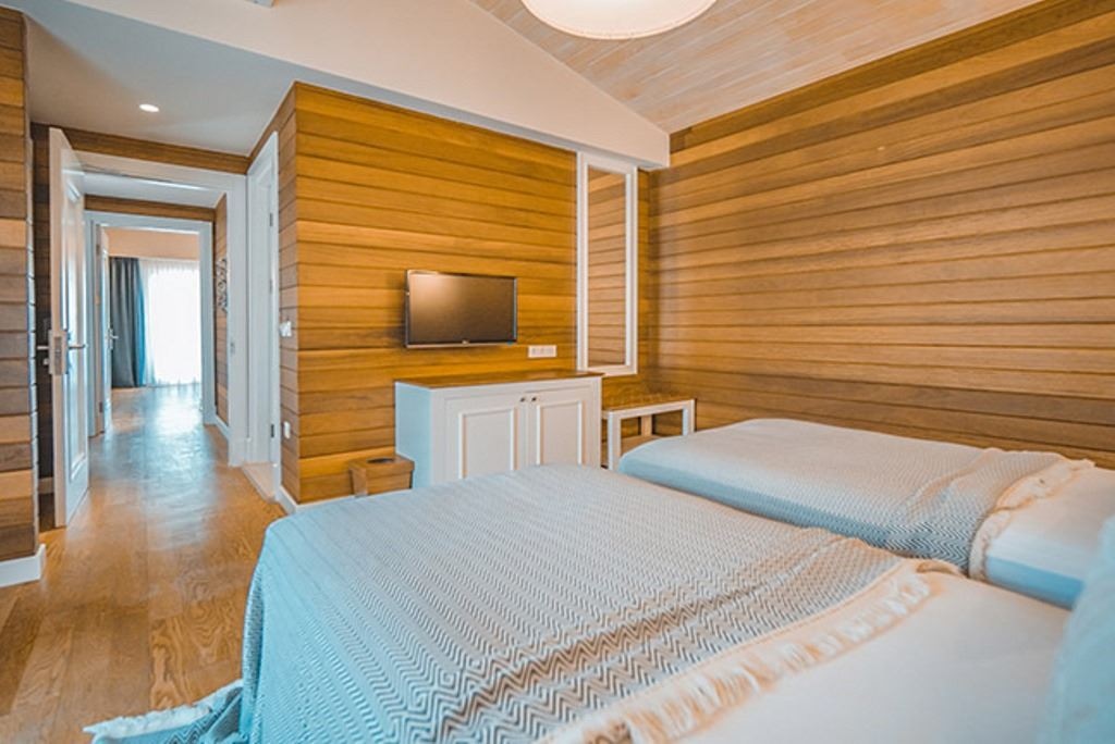 rooms-orange-family-connection-suite