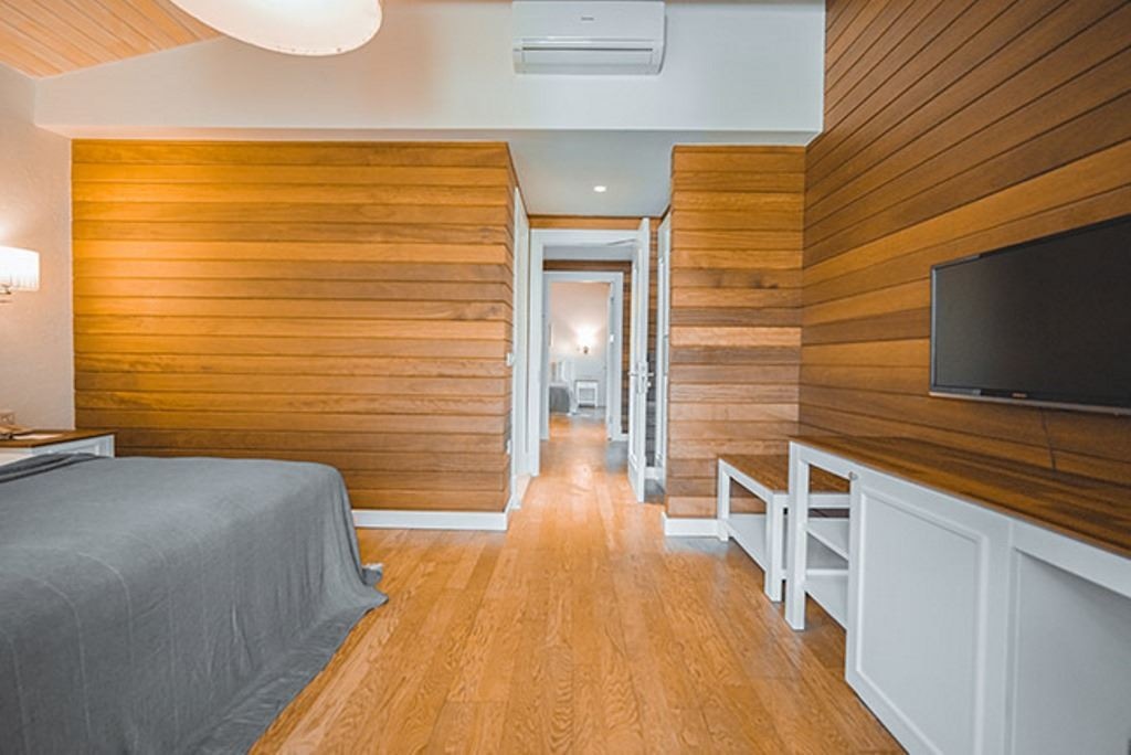 rooms-orange-family-connection-suite