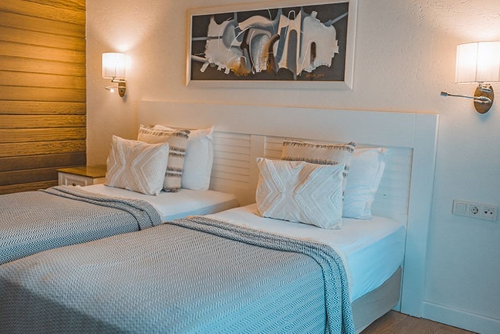 rooms-orange-family-connection-suite