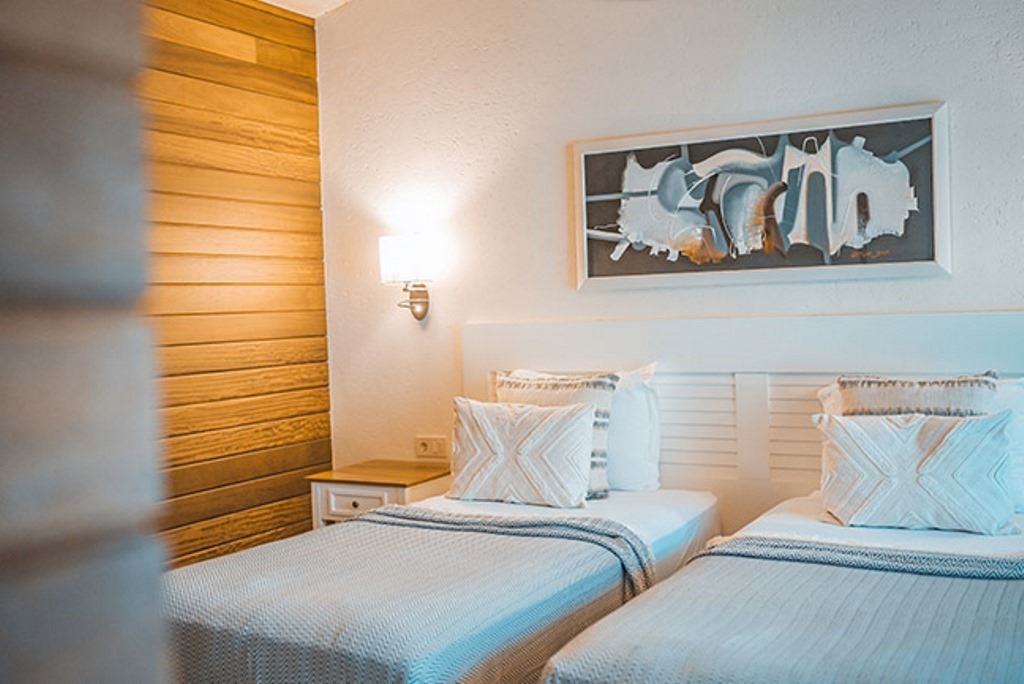 rooms-orange-family-connection-suite