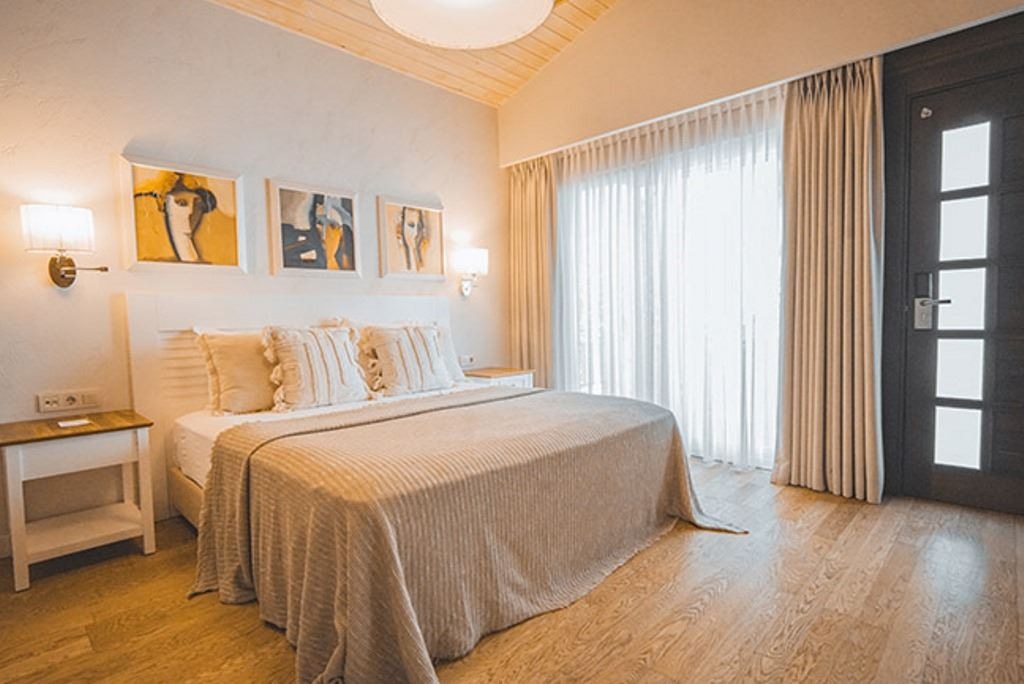 rooms-orange-standard-room