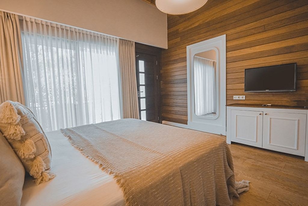 rooms-orange-standard-room