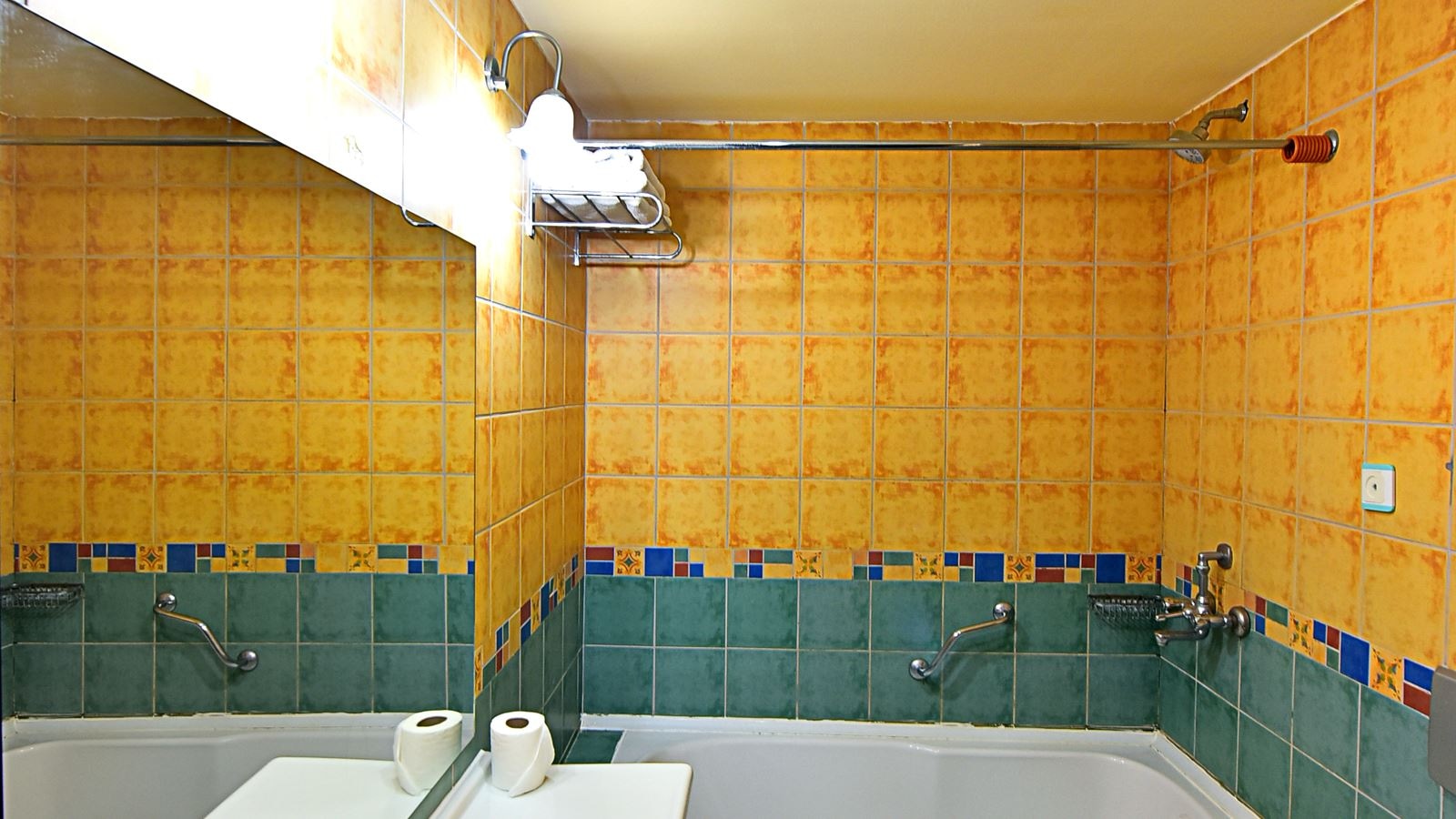 rooms-club-family-room