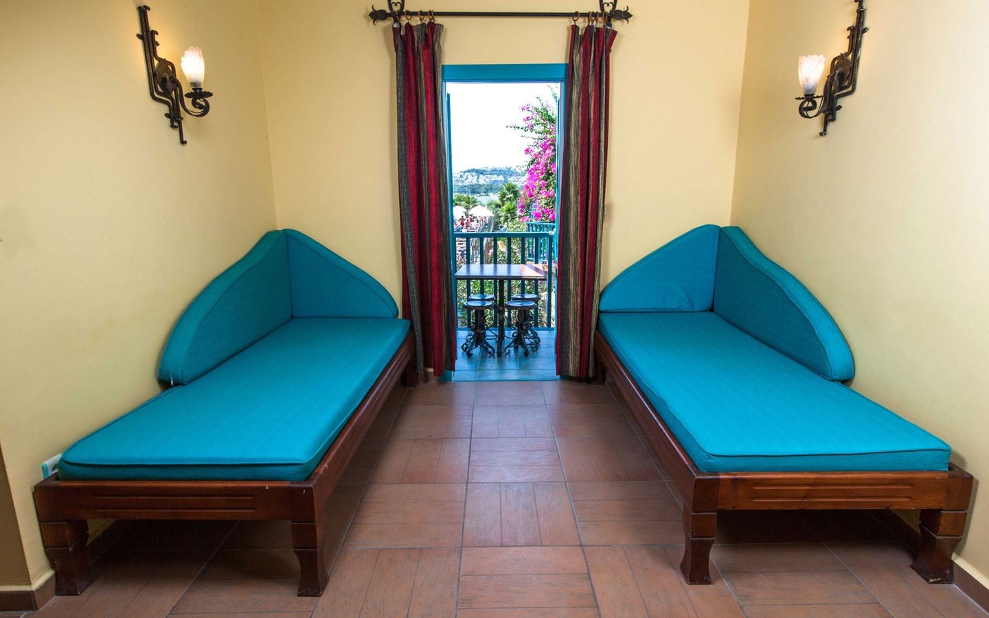 rooms-club-family-room