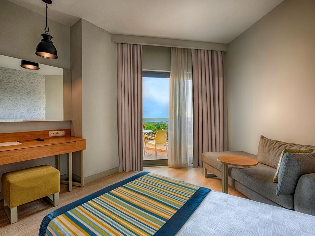 rooms-standard-room-side-sea-view