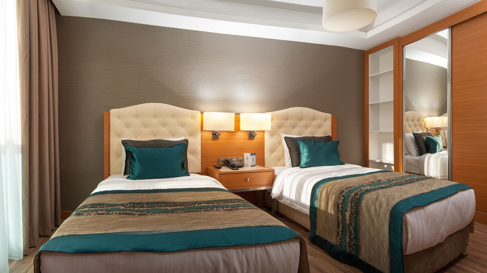 rooms-lake-house-family-room-2-bedroom-+-1-living-room