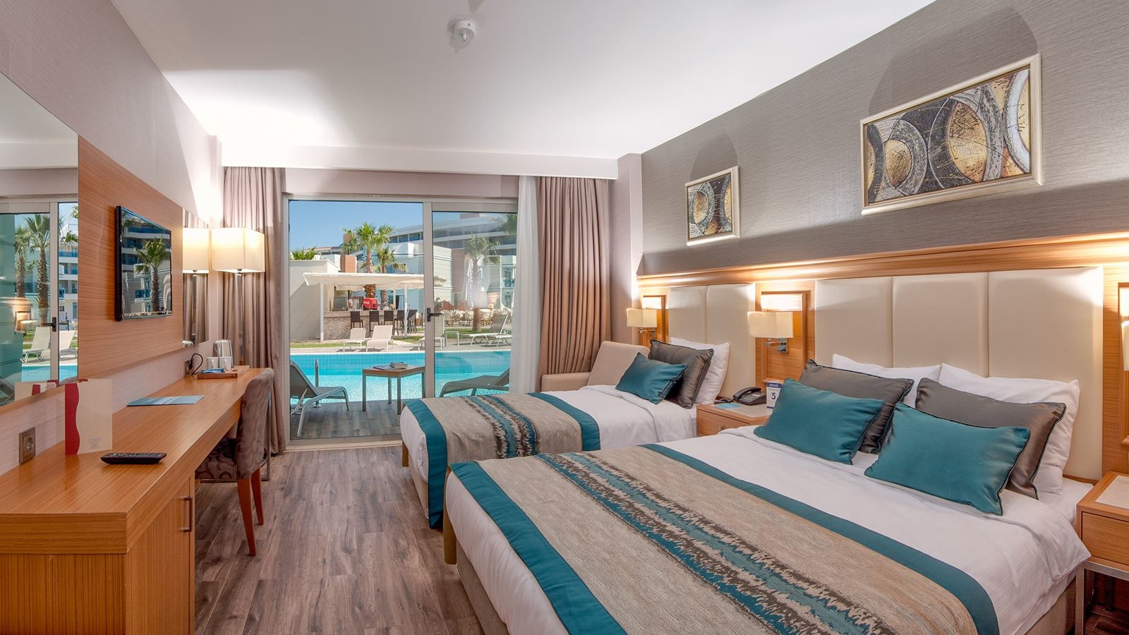 rooms-lake-swimup-room