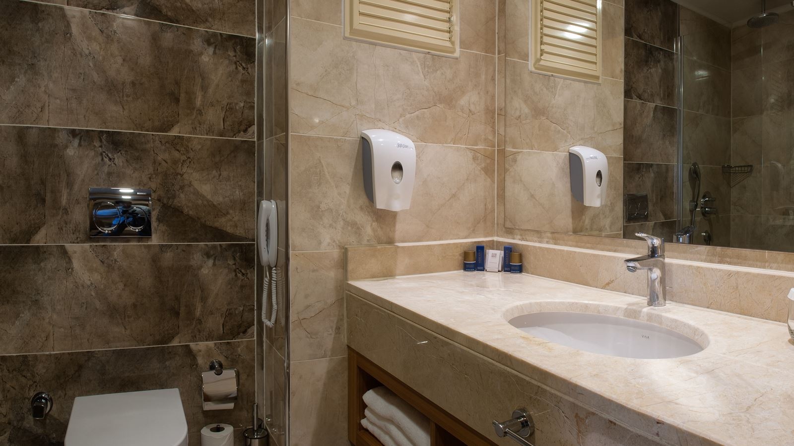 rooms-lake-swimup-room