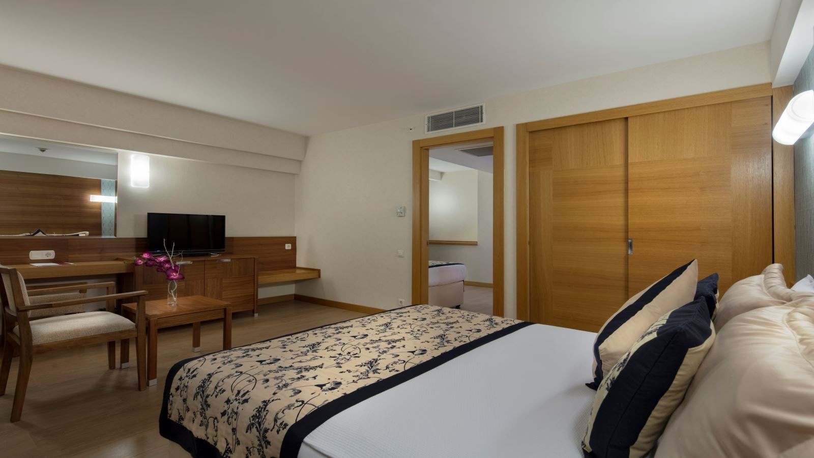 rooms-junior-suite-land-view