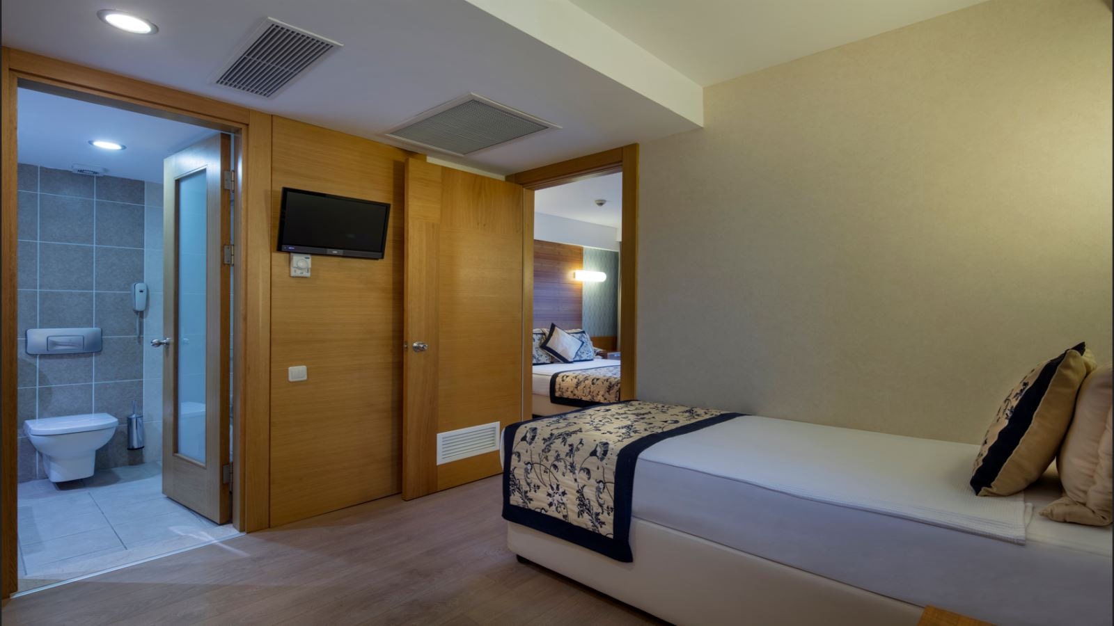 rooms-junior-suite-land-view