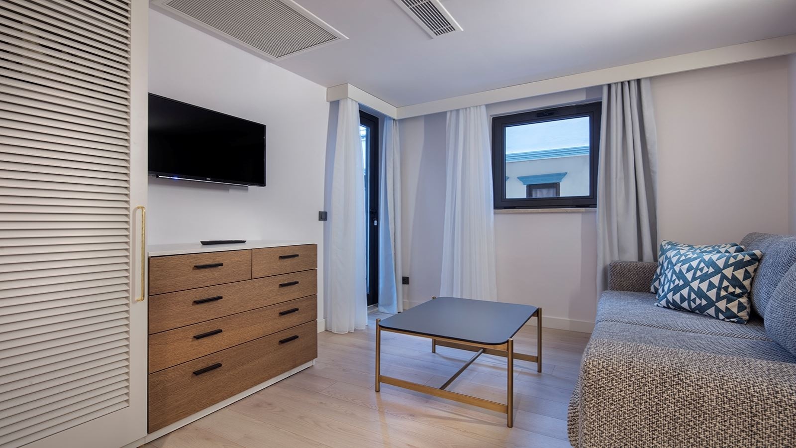 rooms-junior-suite-side-sea-view