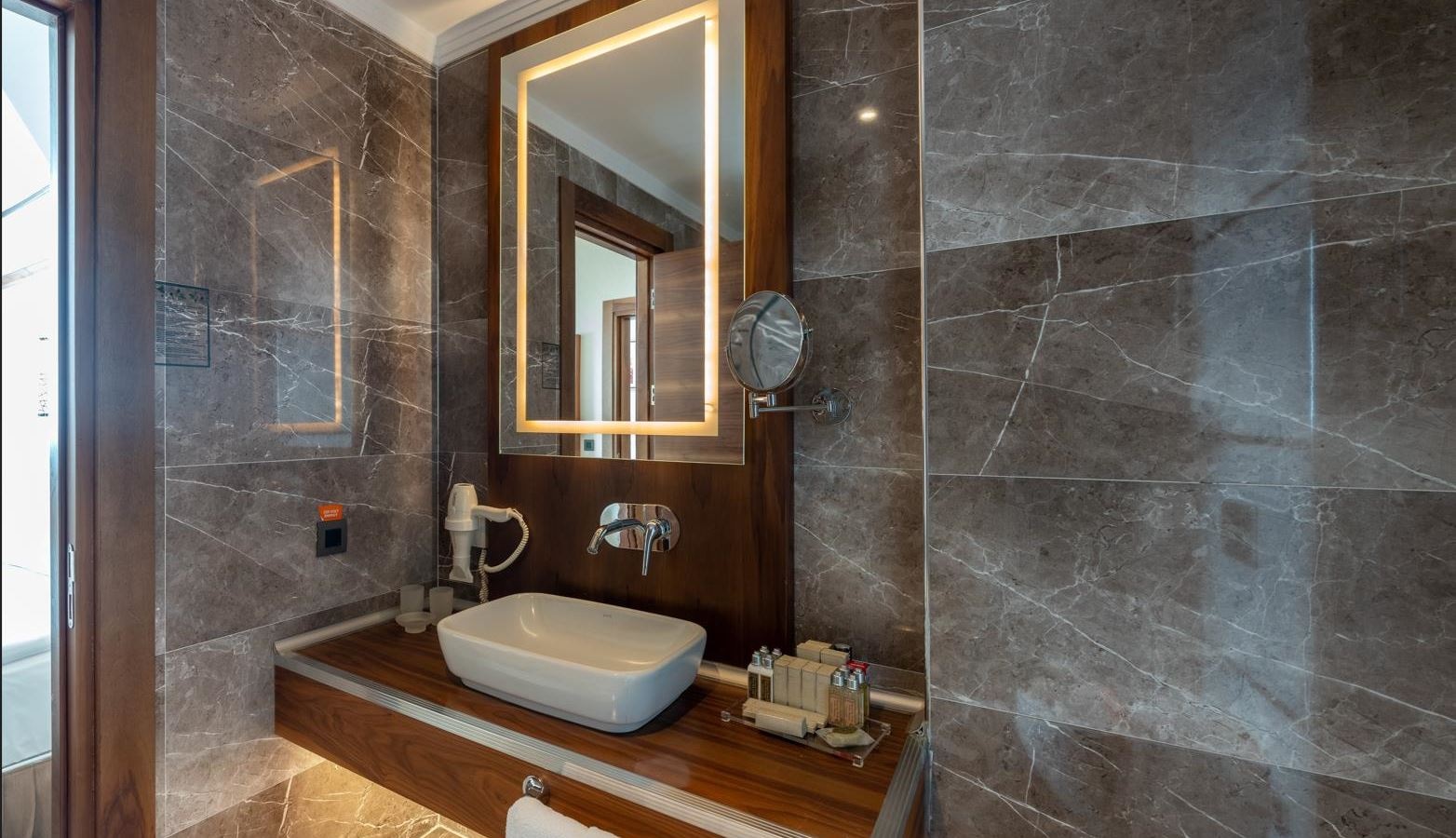 rooms-grand-deluxe-room