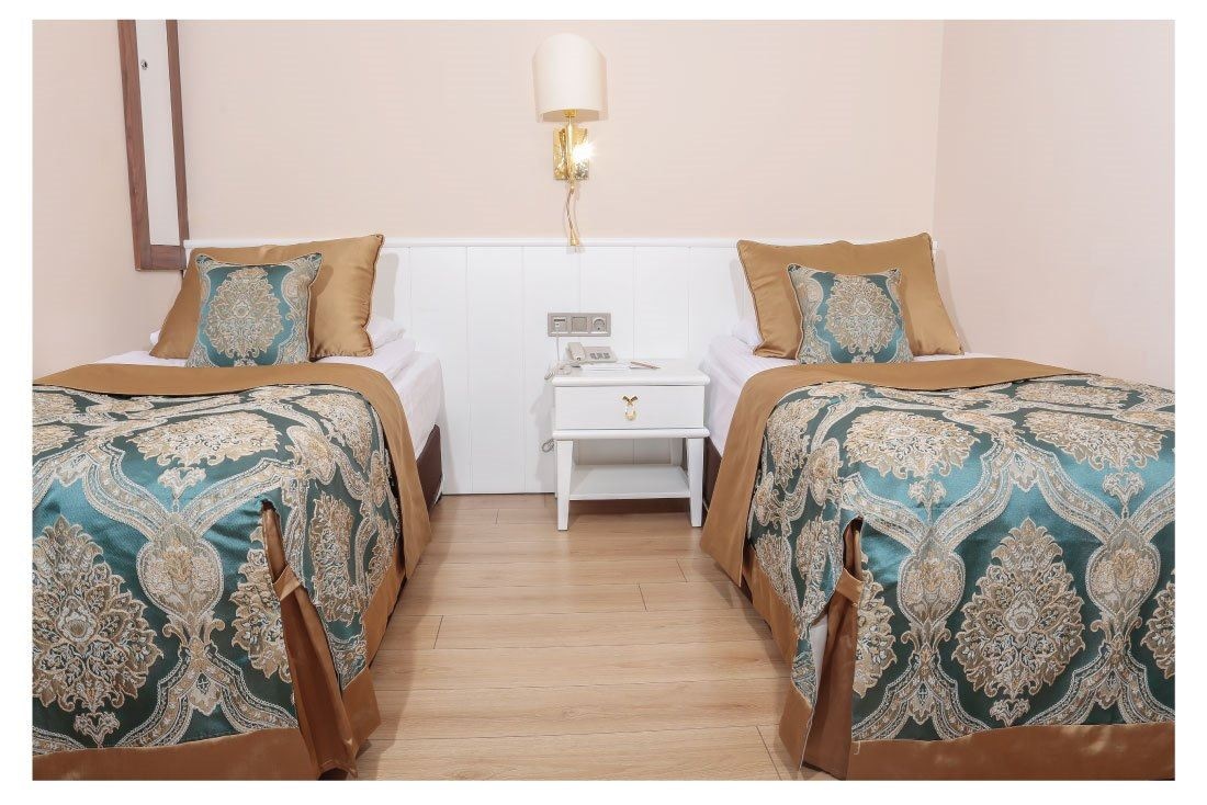 rooms-family-room-land-view-2-bedrooms