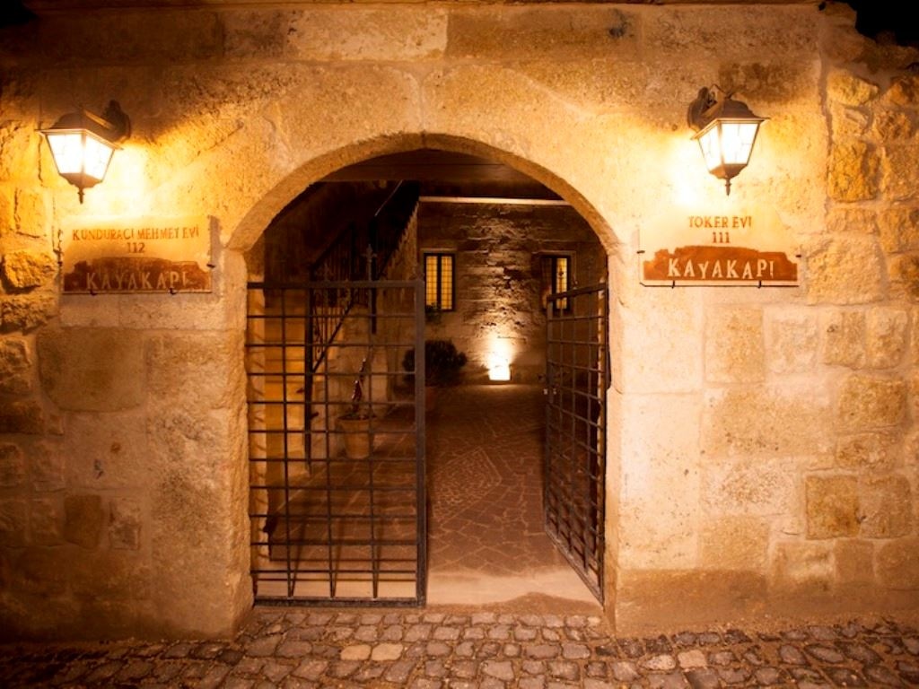 rooms-glorious-cave-suite