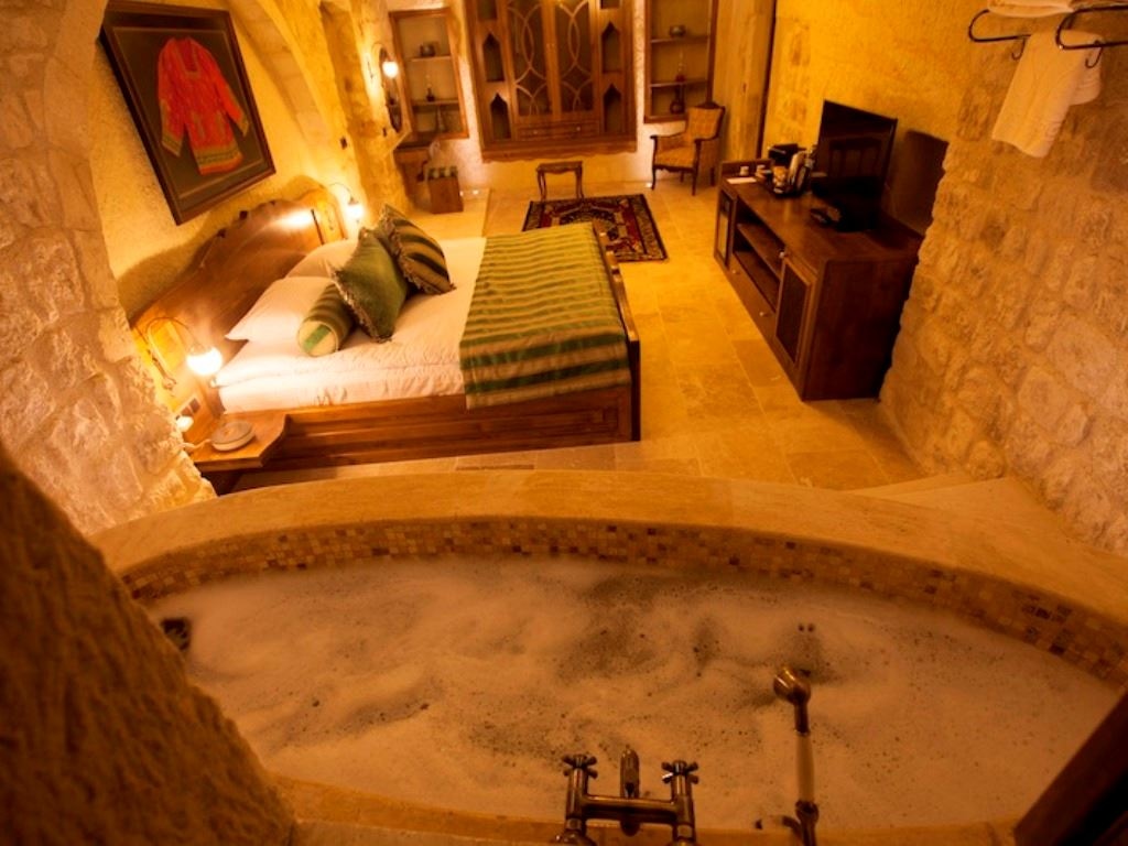 rooms-glorious-cave-suite