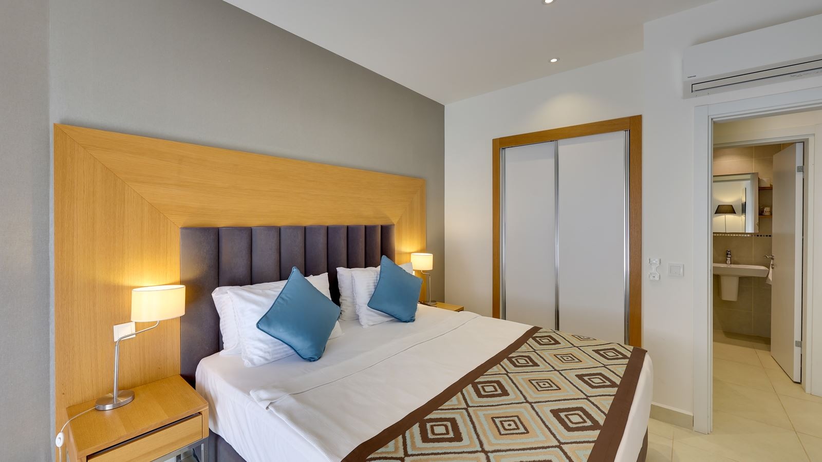 rooms-junior-suite-seaview-room-balcony