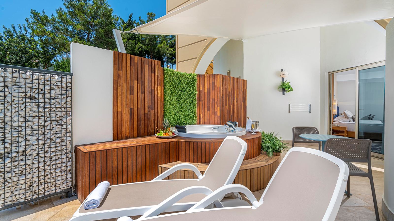 rooms-family-room-jacuzzi-terrace