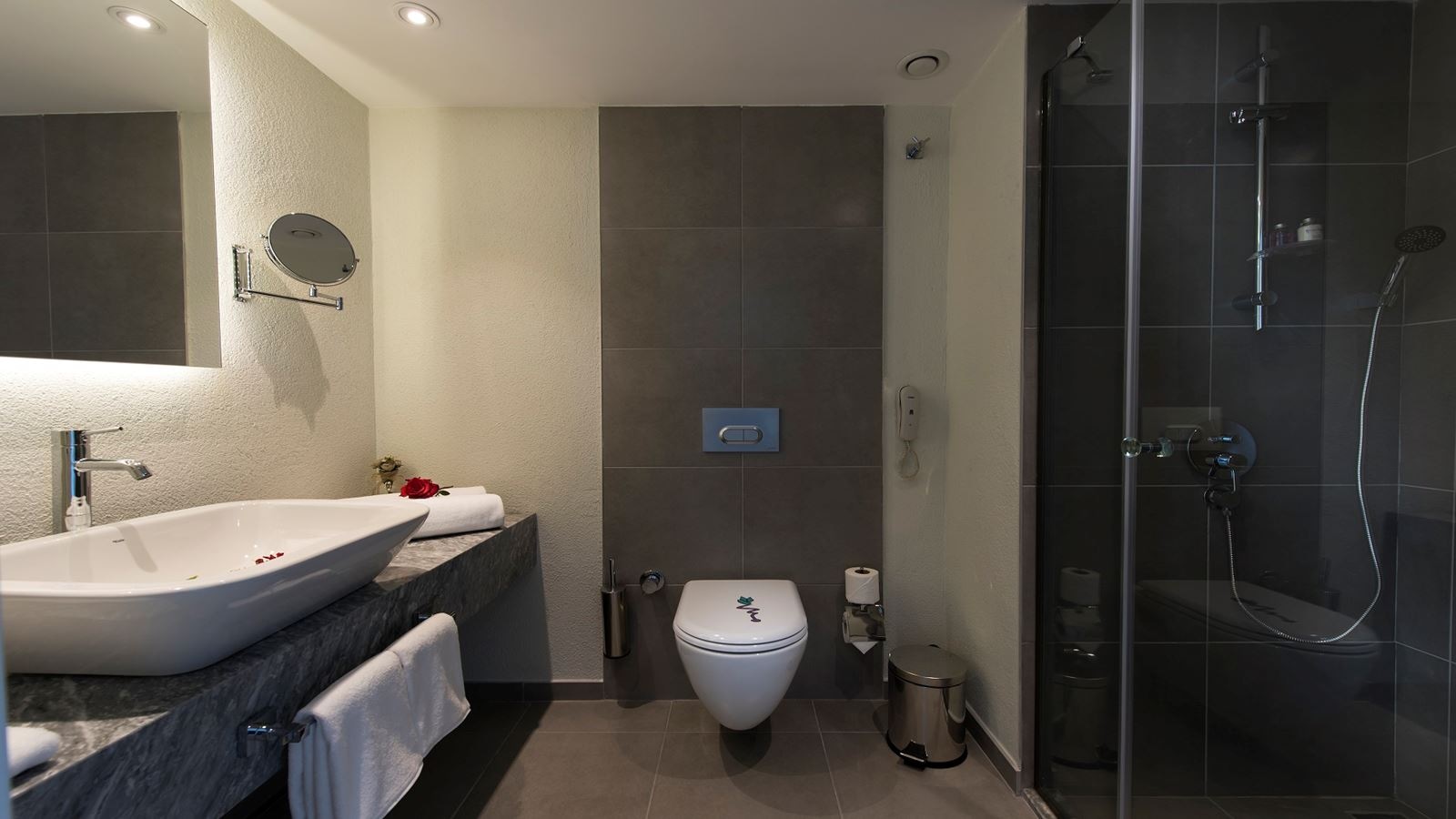 rooms-deluxe-room-land-view