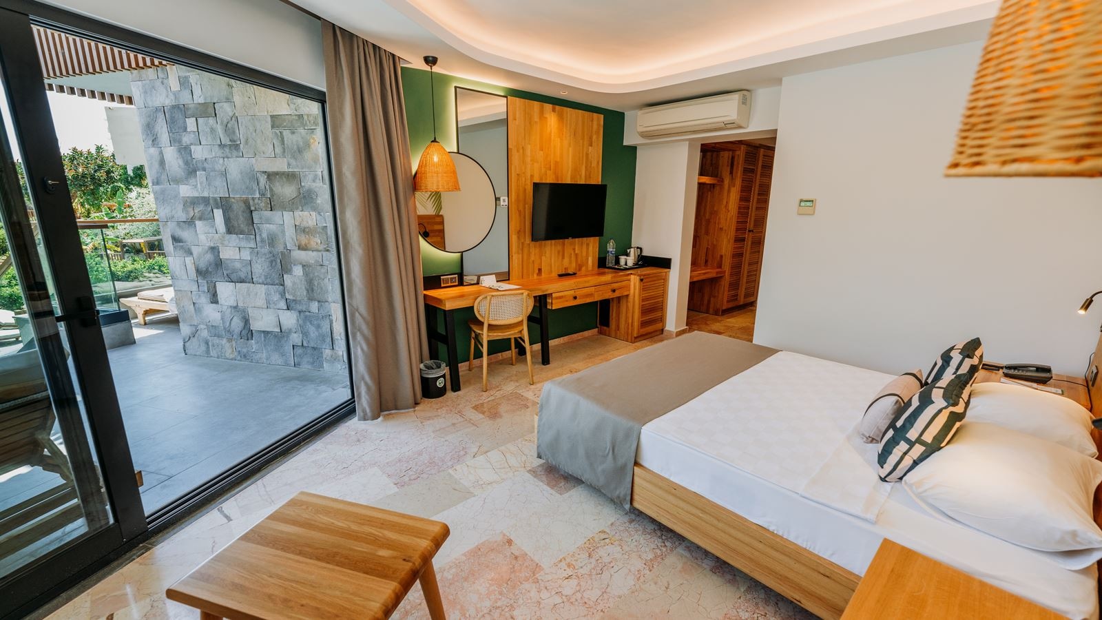 rooms-lagoon-swim-up-room--access-via-stairs