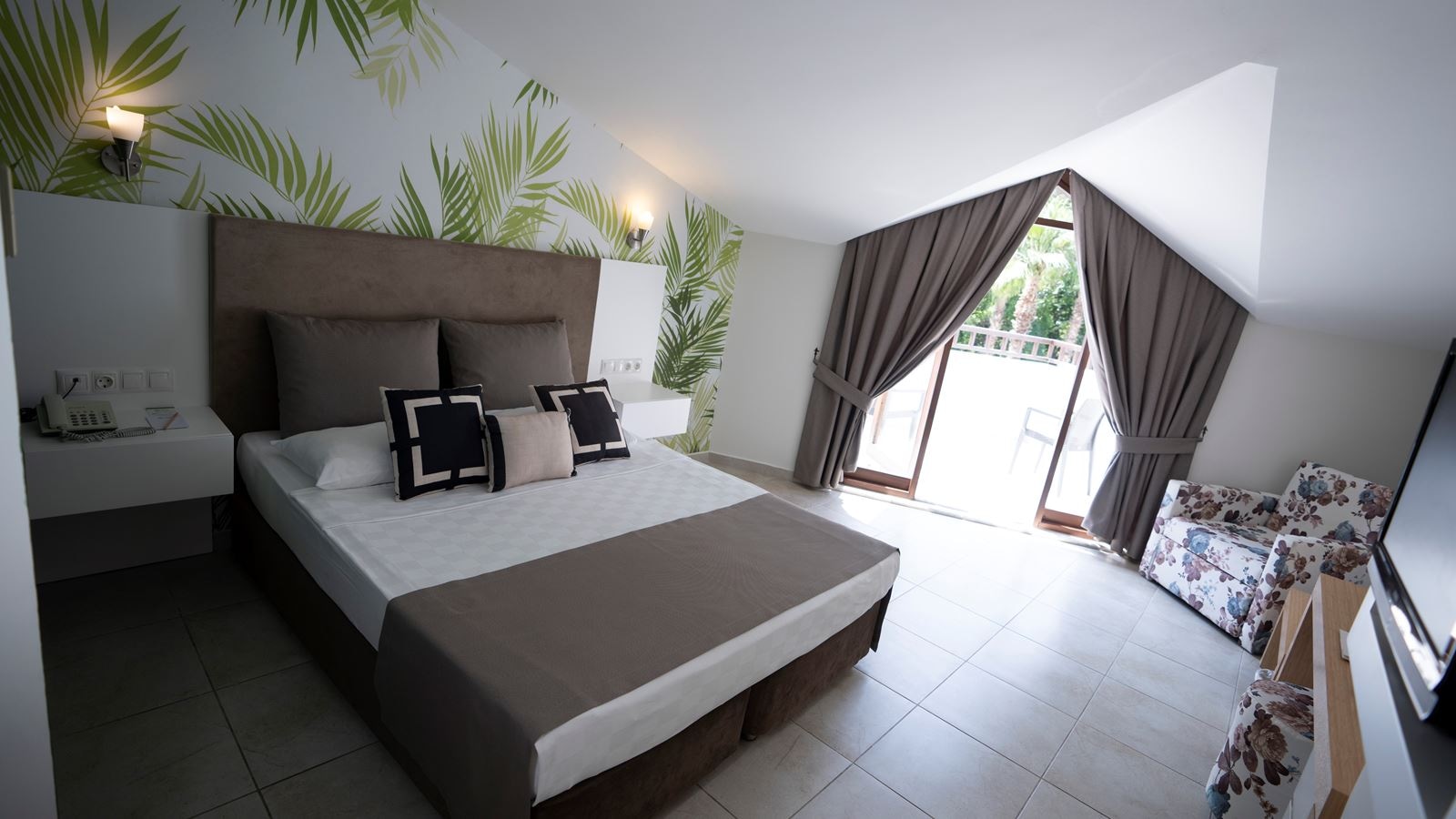 rooms-lagoon-roof-room--pool-view