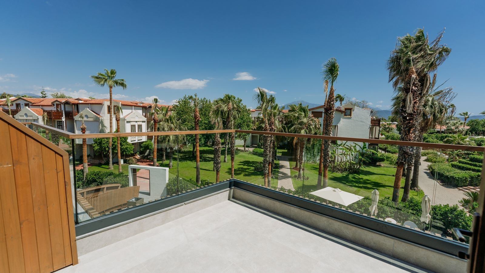 rooms-lagoon-roof-room--pool-view
