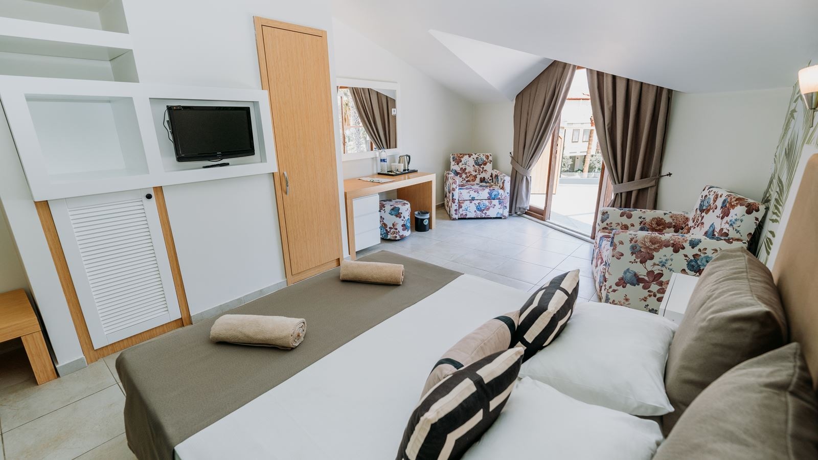 rooms-lagoon-roof-room--pool-view