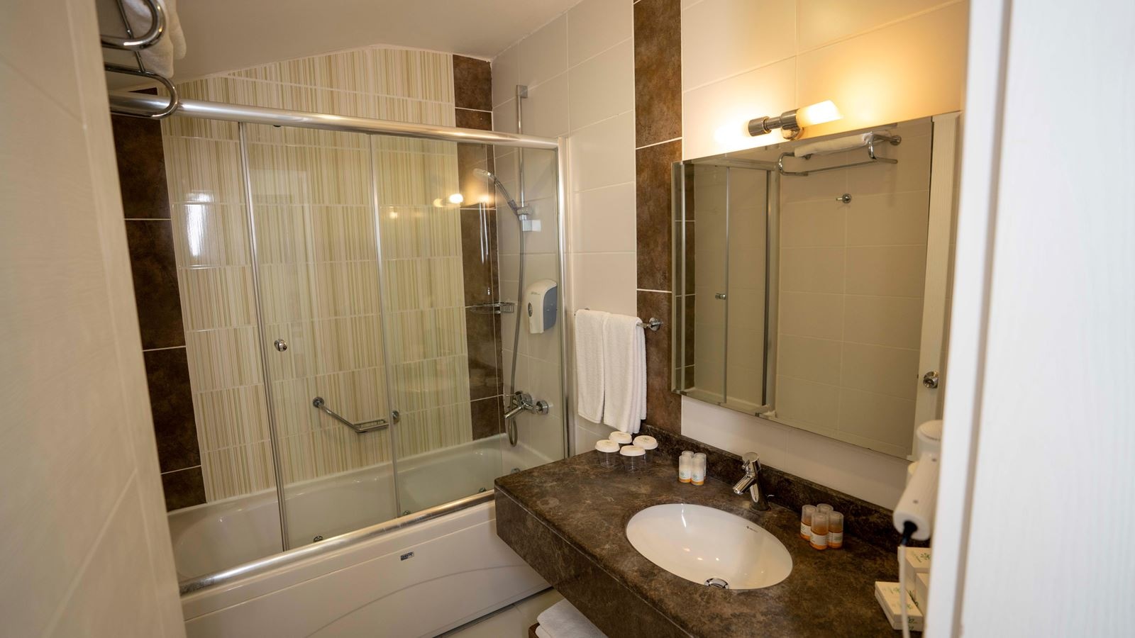 rooms-lagoon-roof-family-room--pool-view