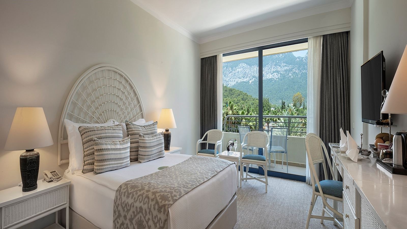 rooms-main-building-standard-room-land-view