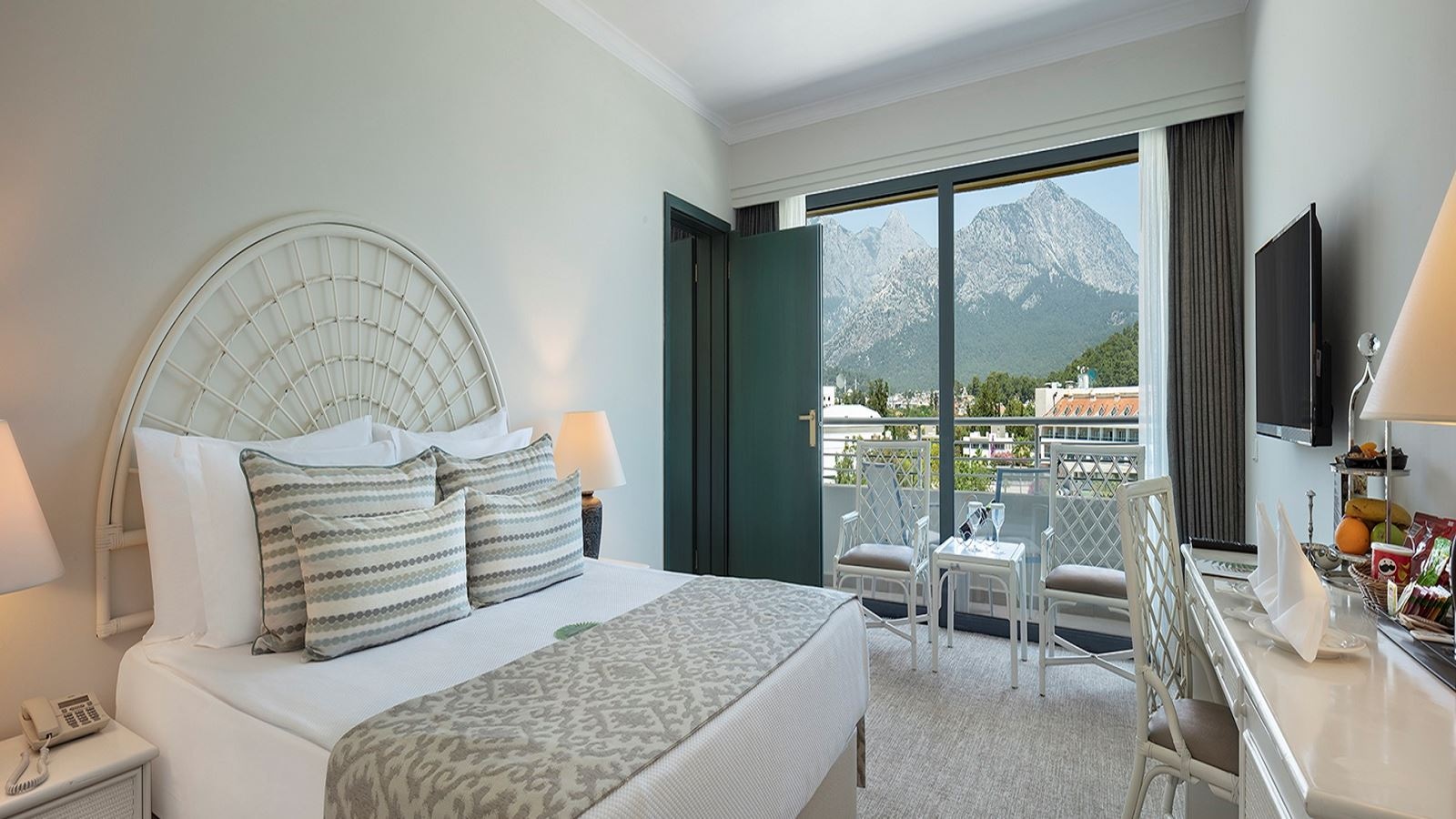 rooms-family-room-connection-room