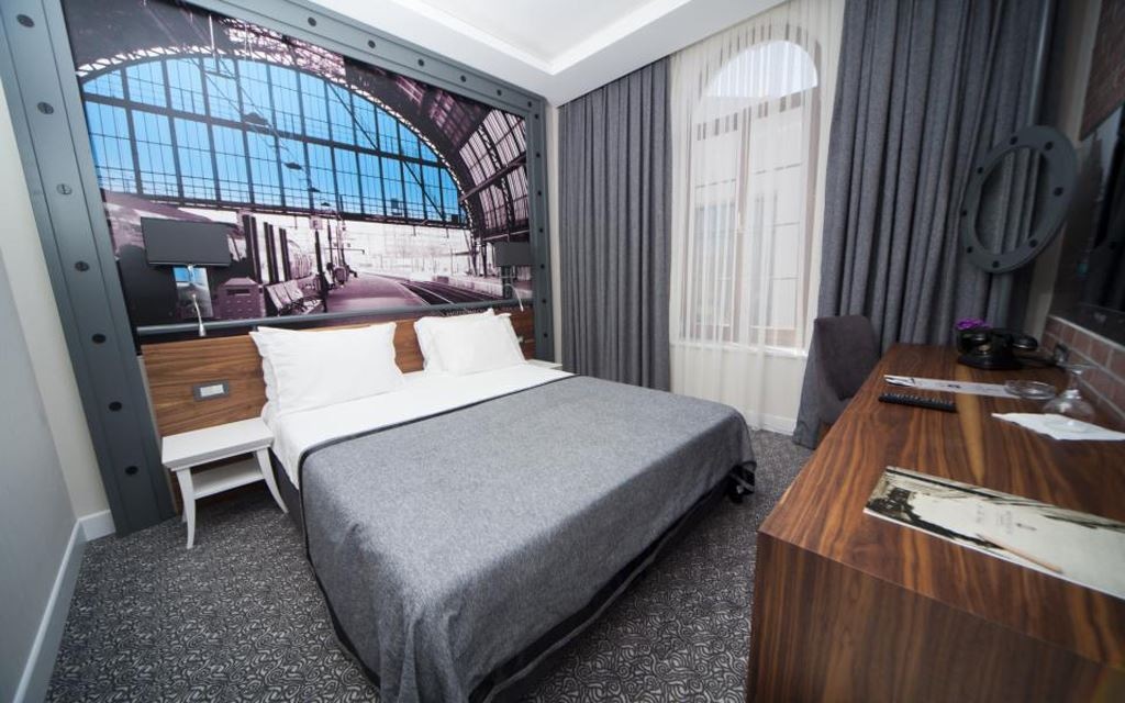 rooms-roof-city-view-room