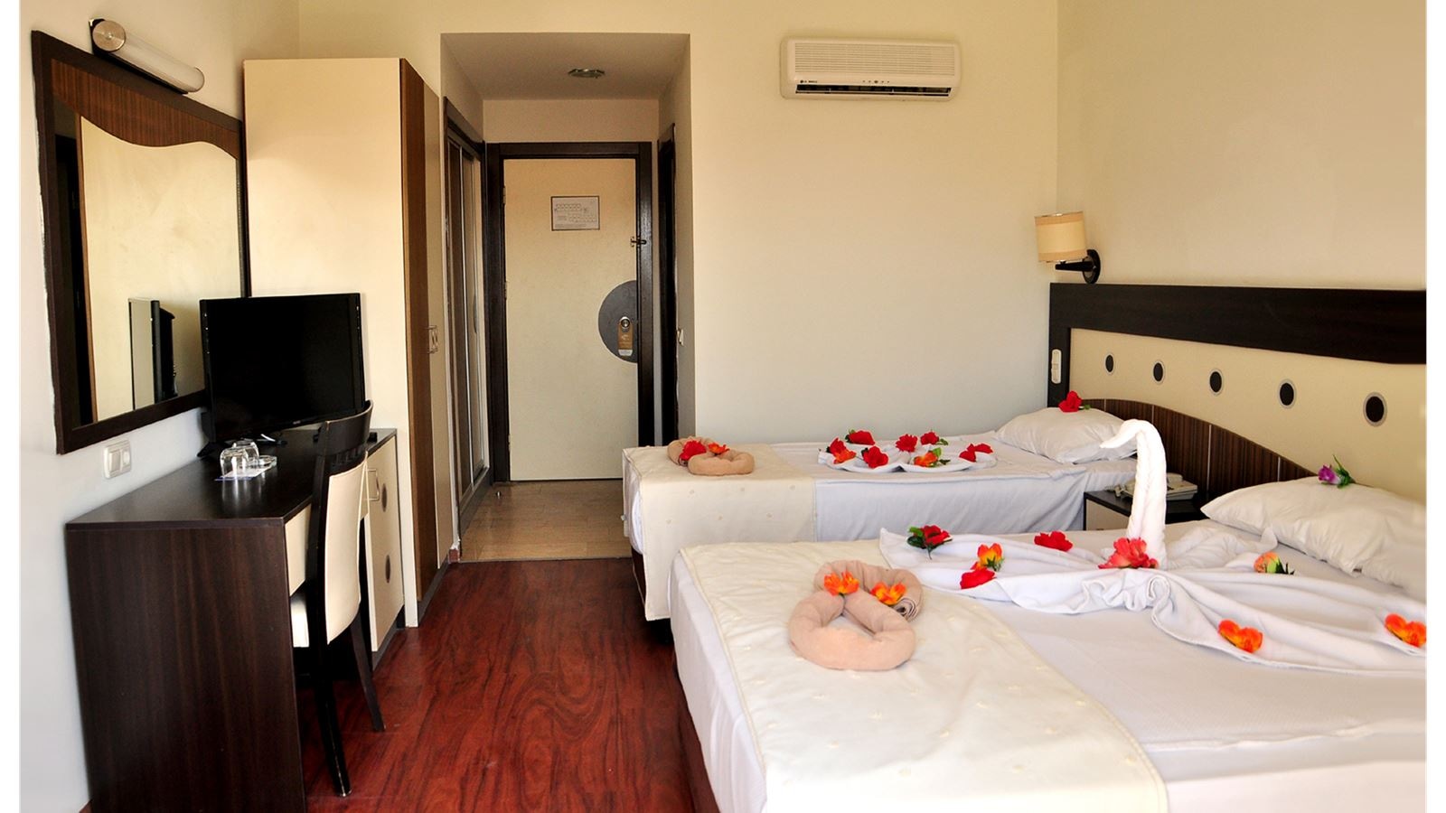 rooms-large-room-with-balcony