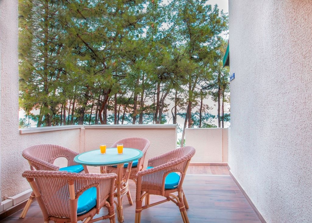 rooms-family-2-bedrooms-bungalow-garden-view