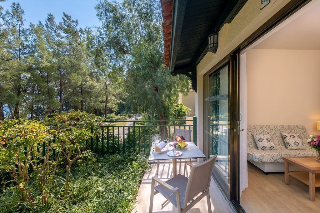 rooms-family-2-bedrooms-bungalow-garden-view