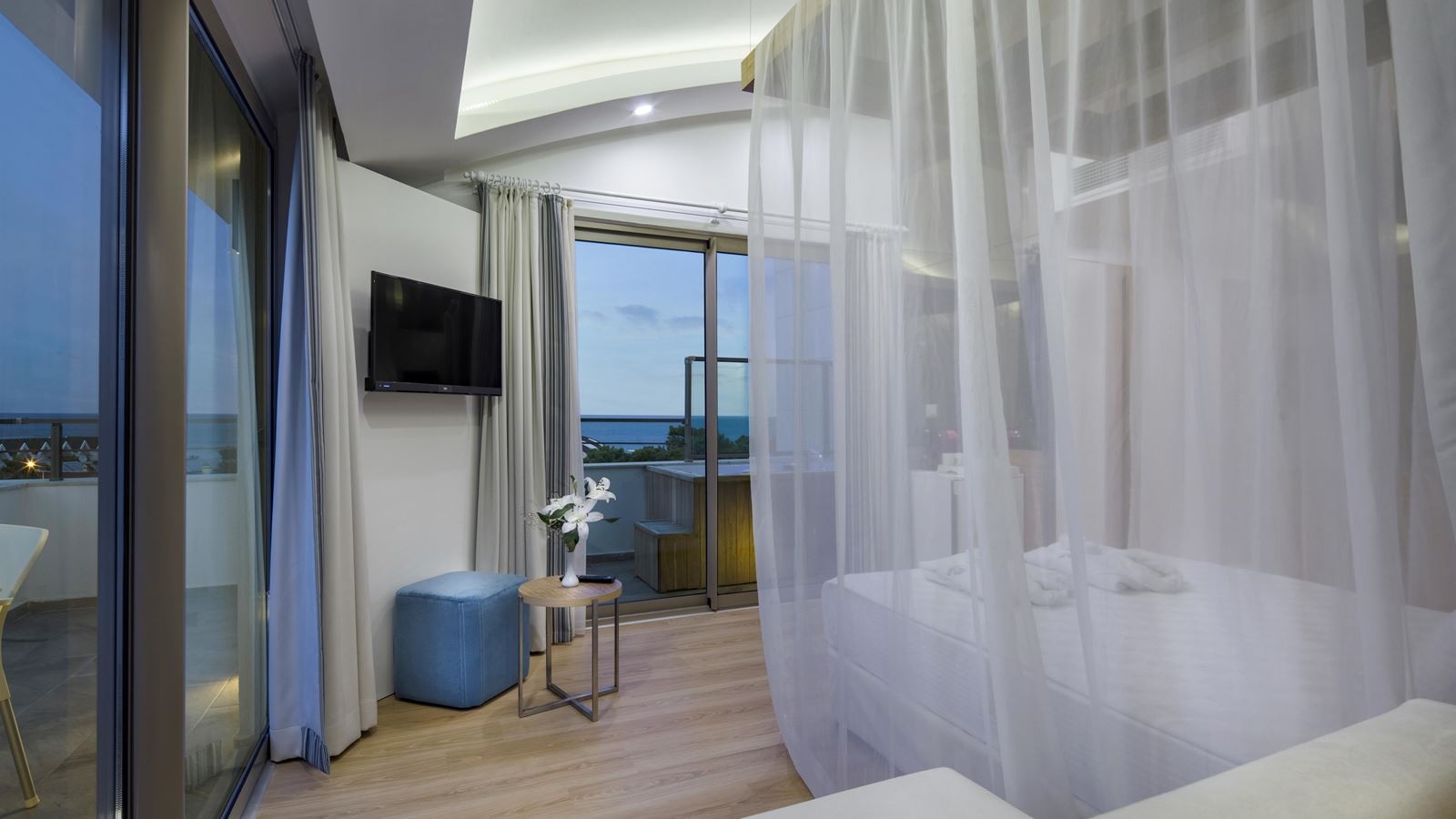 rooms-love-suite--main-building-annex-building