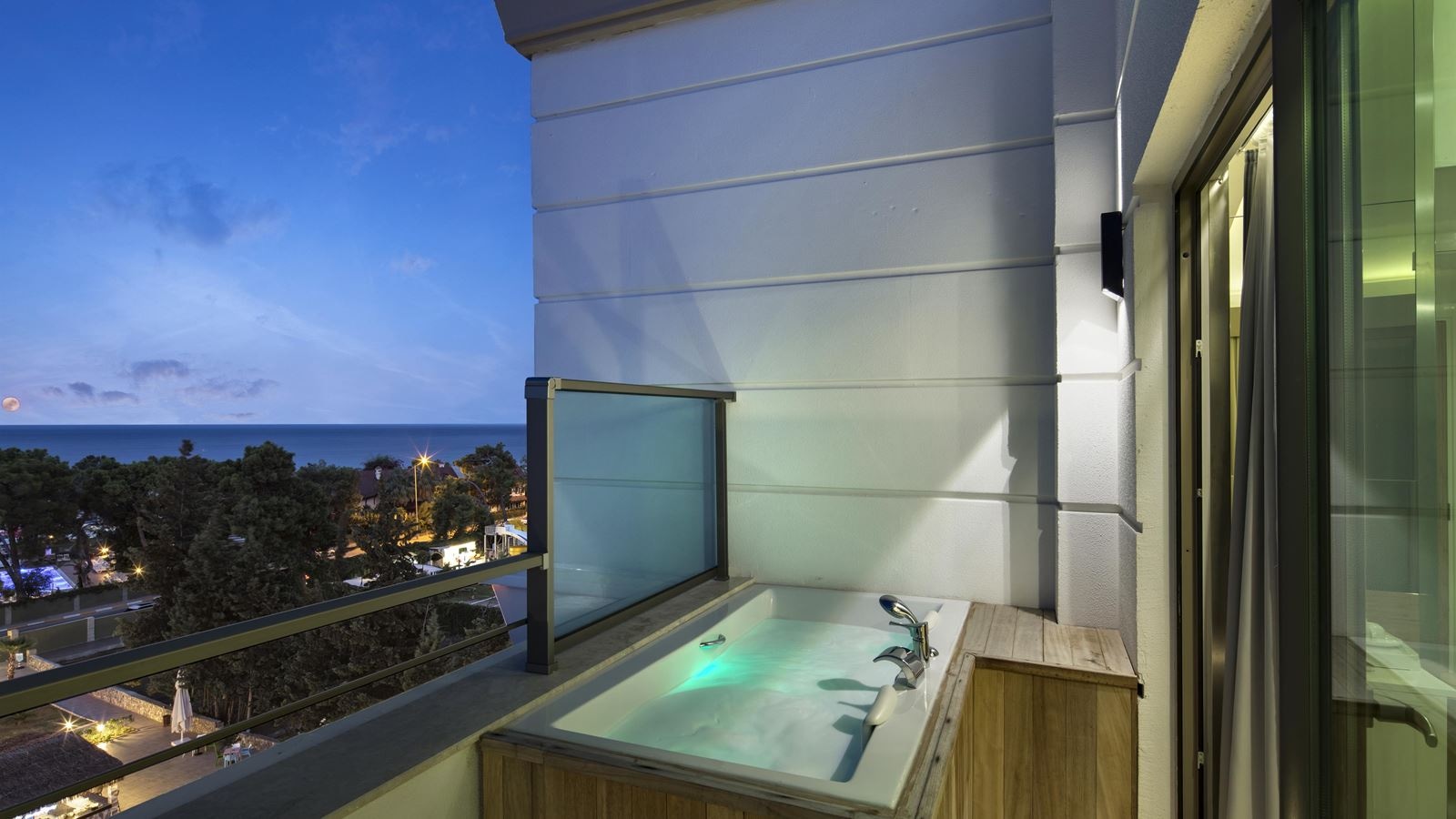 rooms-love-suite--main-building-annex-building