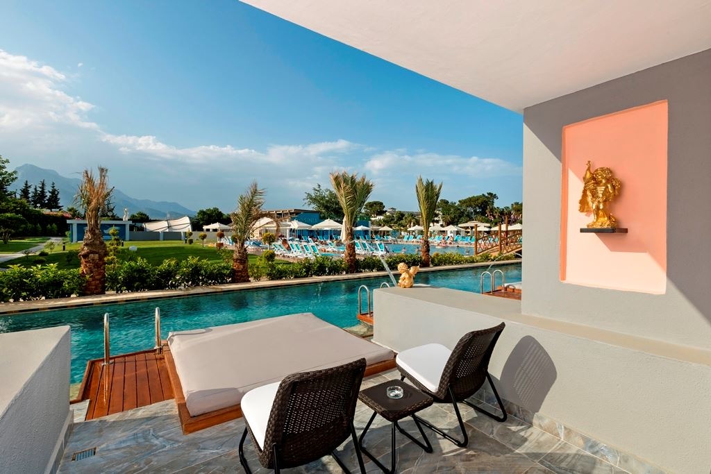 rooms-swim-up-room--main-building