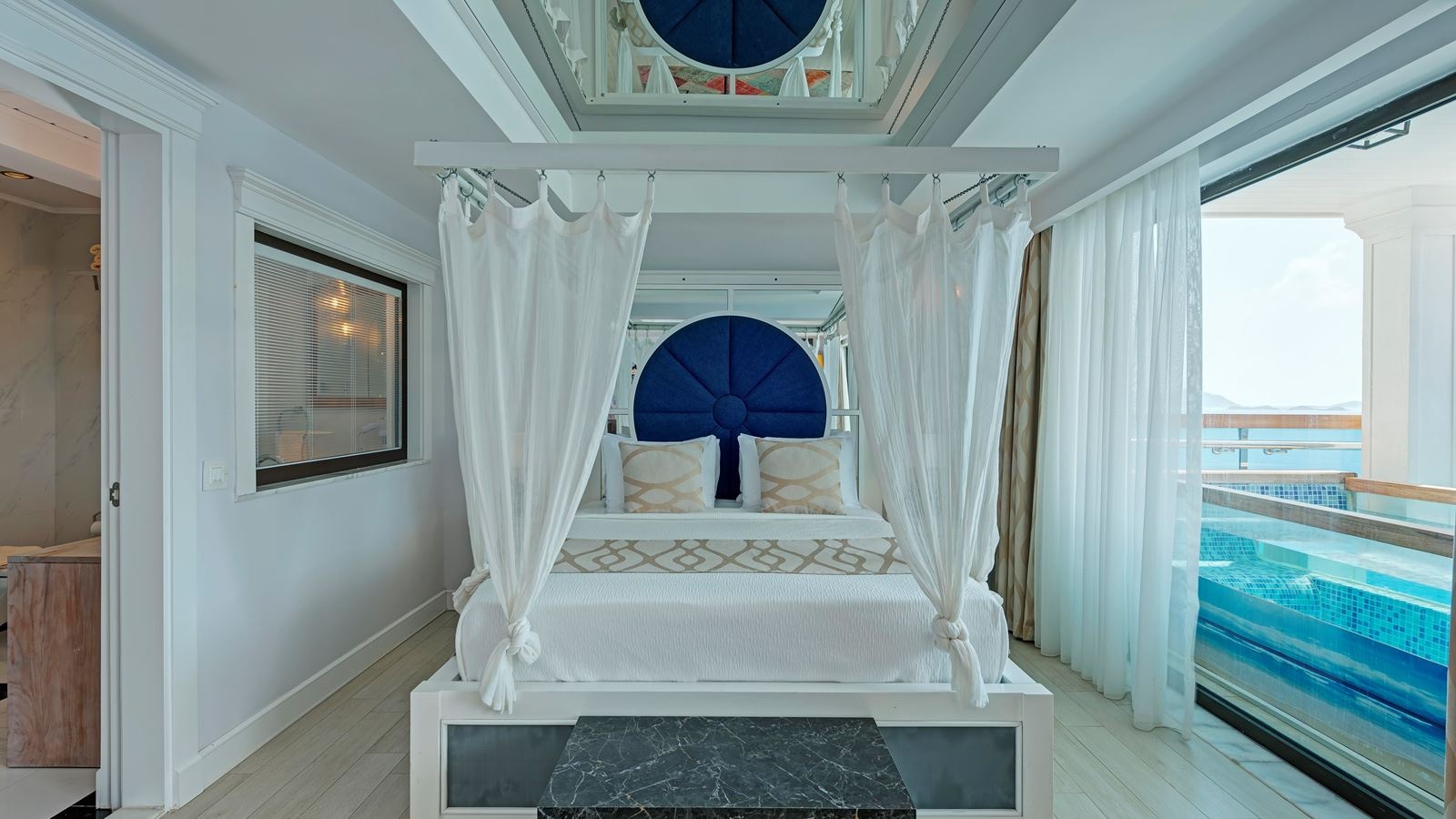 rooms-deluxe-room-sea-view