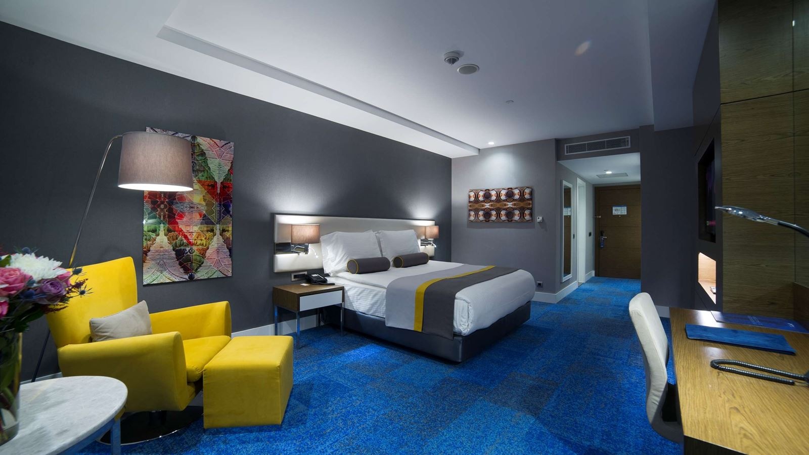 rooms-family-room-city-view