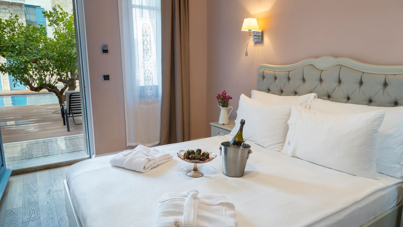 rooms-deluxe-room-gardenview