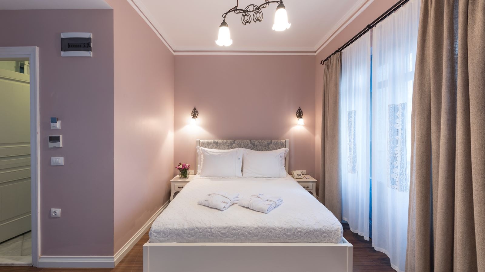 rooms-deluxe-room-gardenview