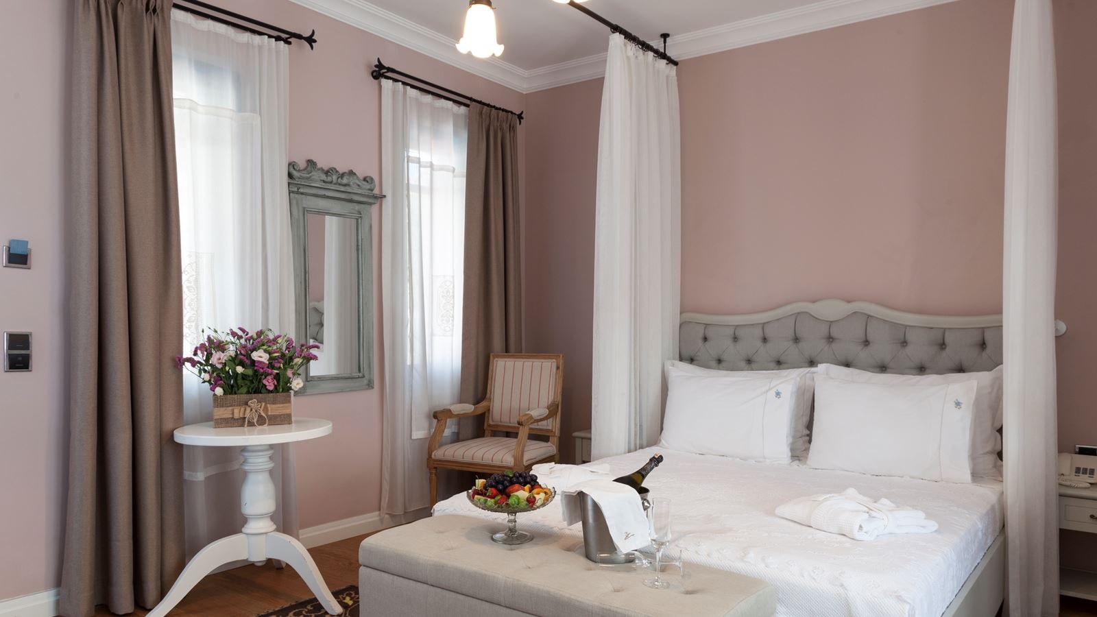 rooms-deluxe-room-bay-window