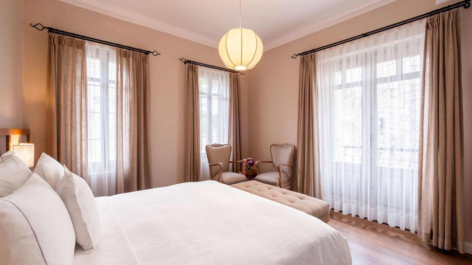 rooms-deluxe-room-gardenview