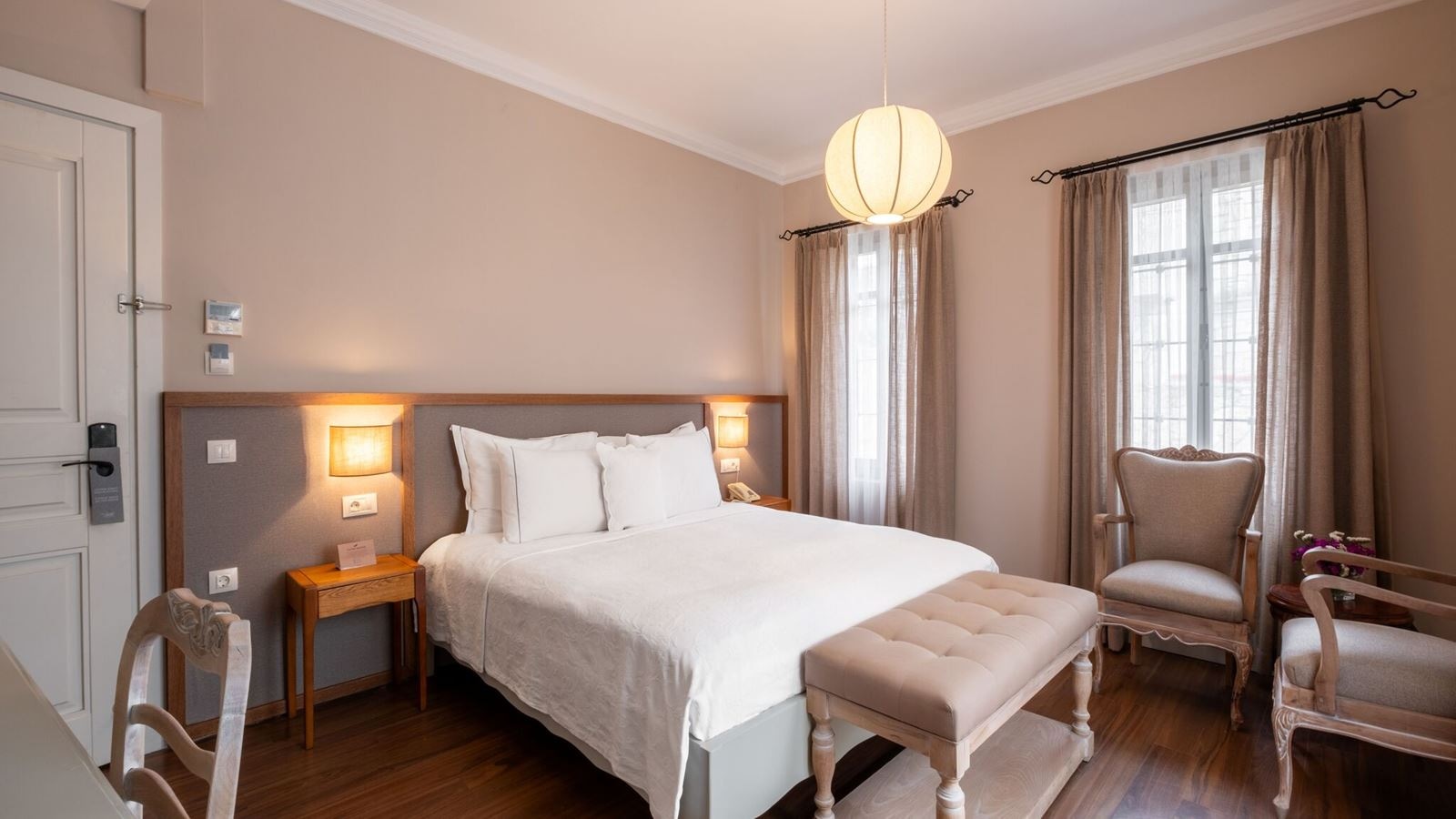 rooms-deluxe-room-gardenview
