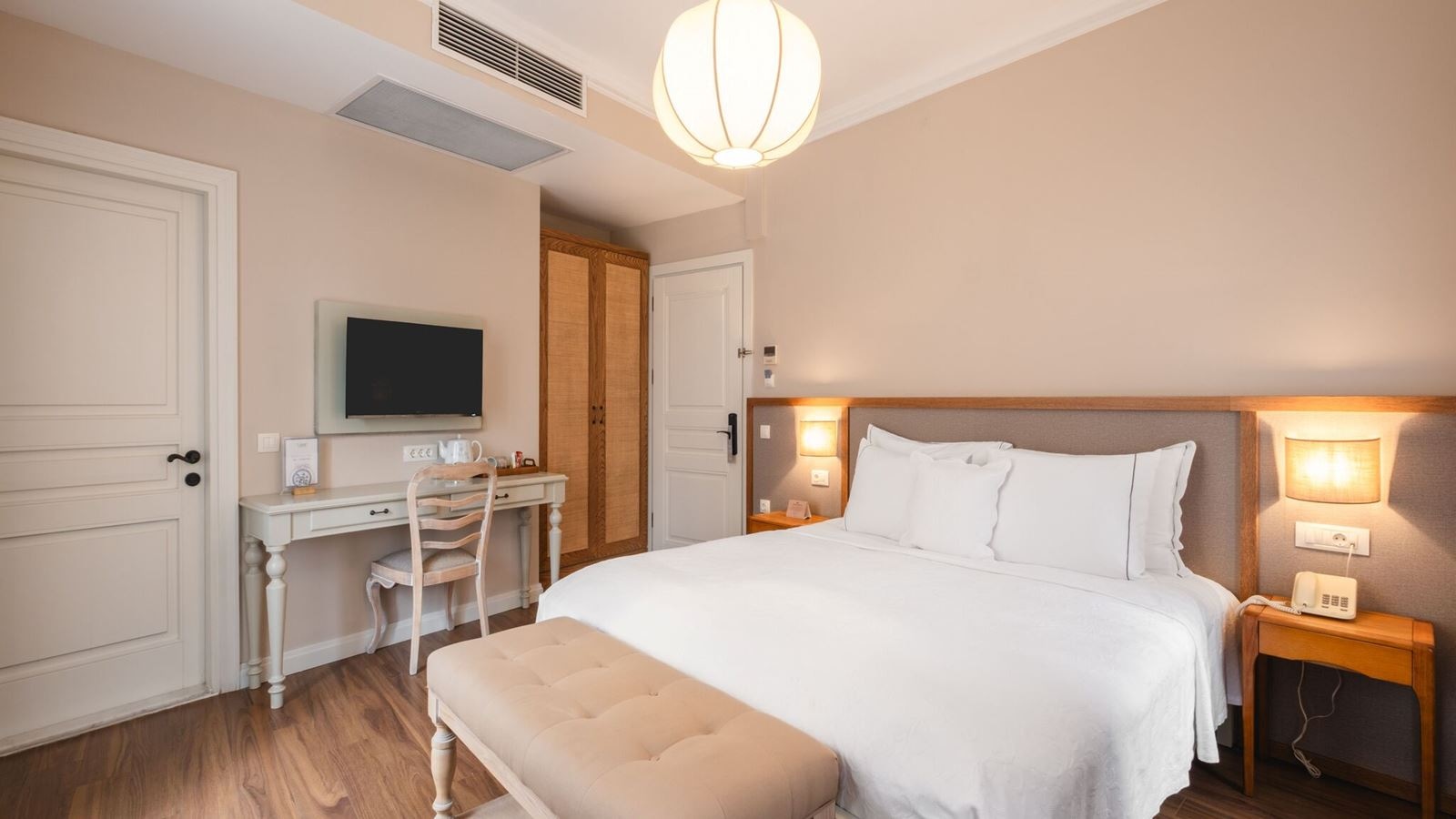 rooms-deluxe-room-gardenview