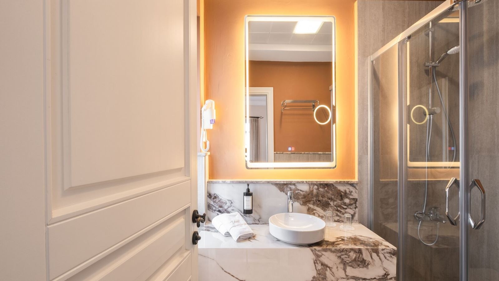 rooms-deluxe-room-gardenview